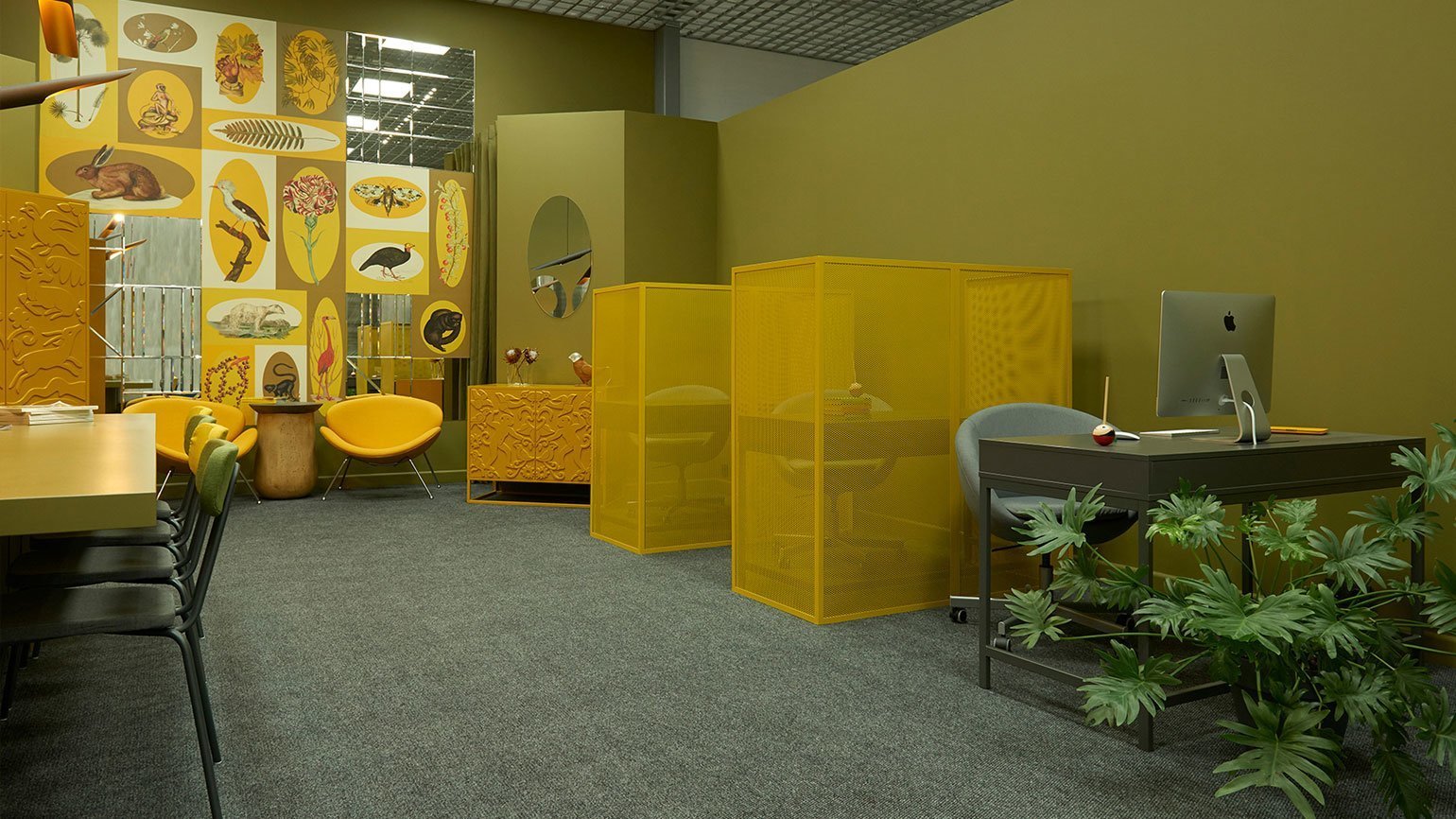 дизайн интерьера офиса с зелёными стенами, тёмно-зелёным ковролином, жёлтыми сетчатыми перегородками, жёлтыми креслами, стульями с зелёной обивкой, картинками и зеркалами