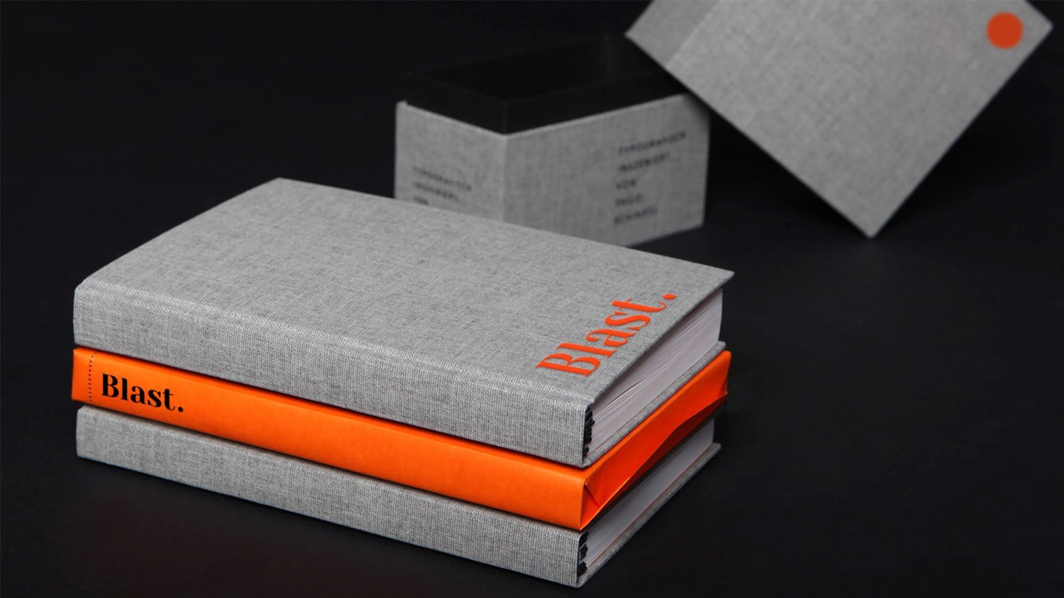 дизайн корпоративных ежедневников с серой тканевой обложкой и оранжевым текстом