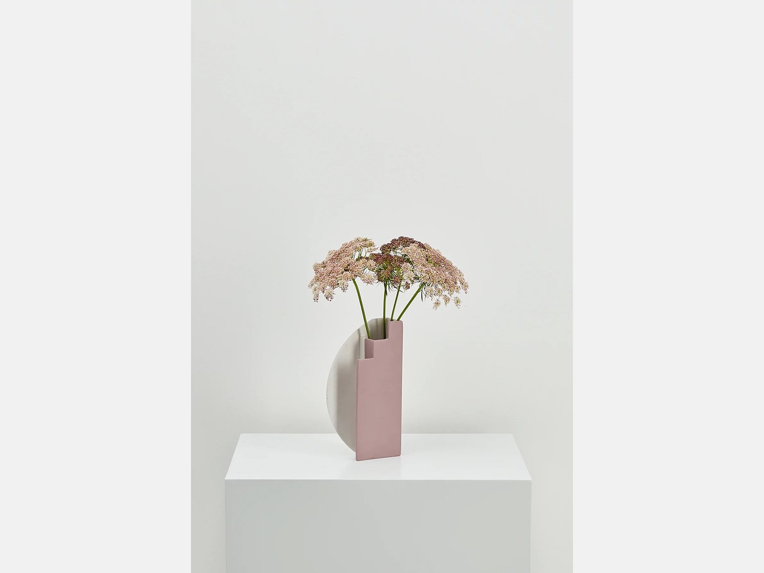 минималистичная керамическая ваза с розовым и белым