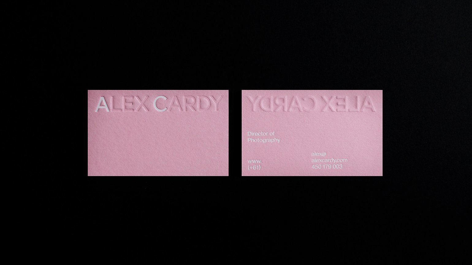 визитка из розового матового картона с тиснением белой фольгой