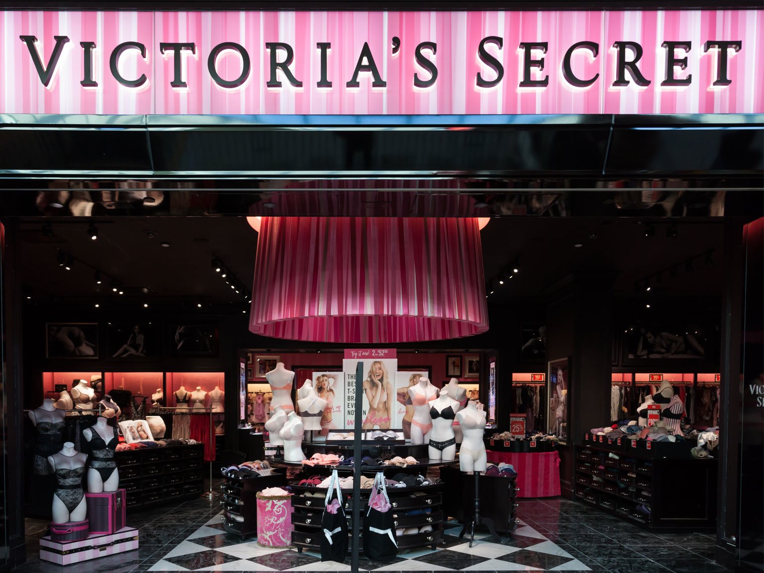 Значение розового для брендов: магазин Victoria's Secret