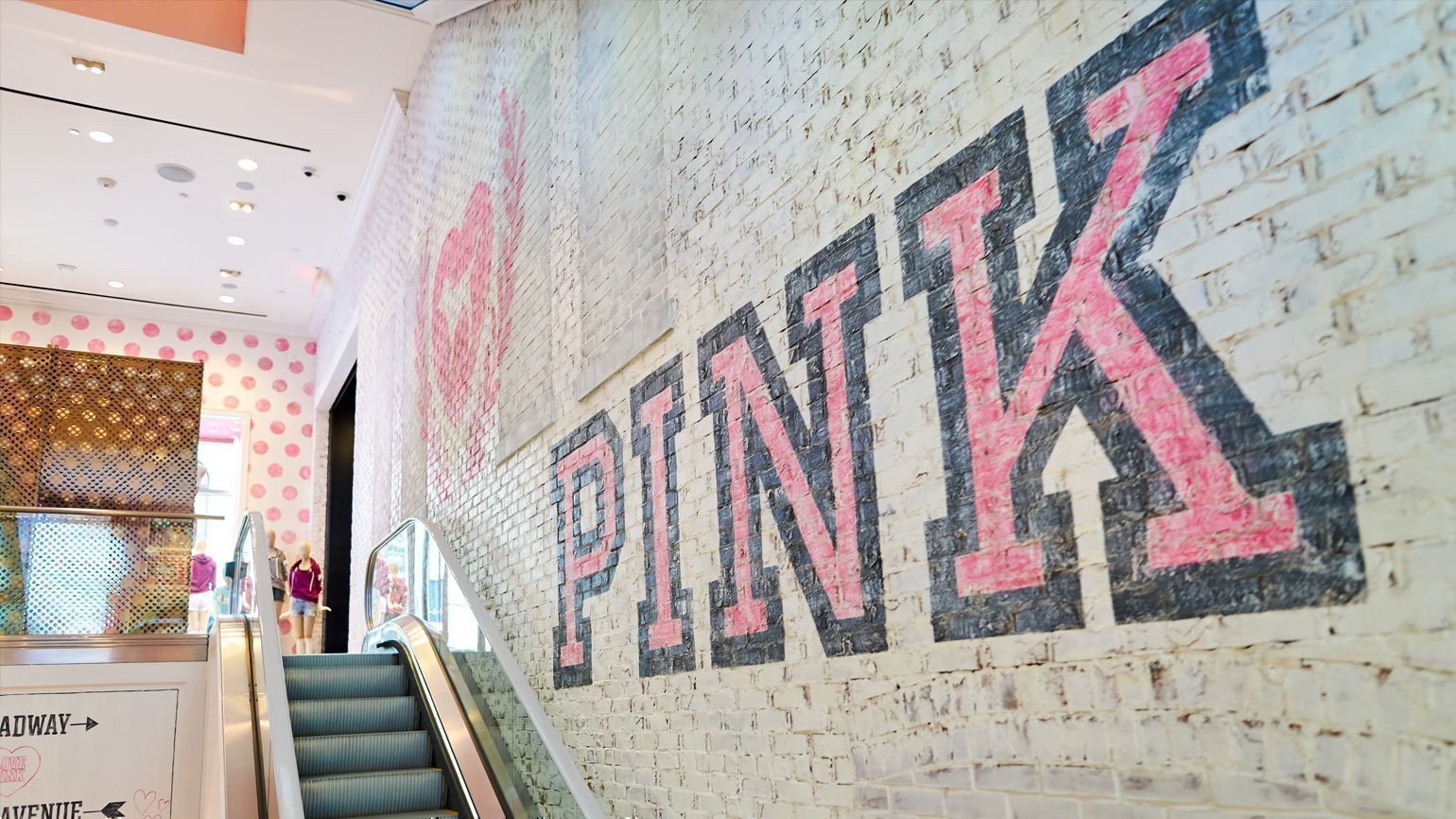 Значение розового для брендов: магазин Victoria's Secret Pink