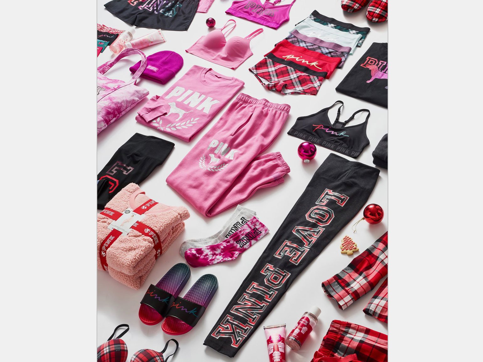 Значение розового для брендов: коллекция одежды Victoria's Secret Pink