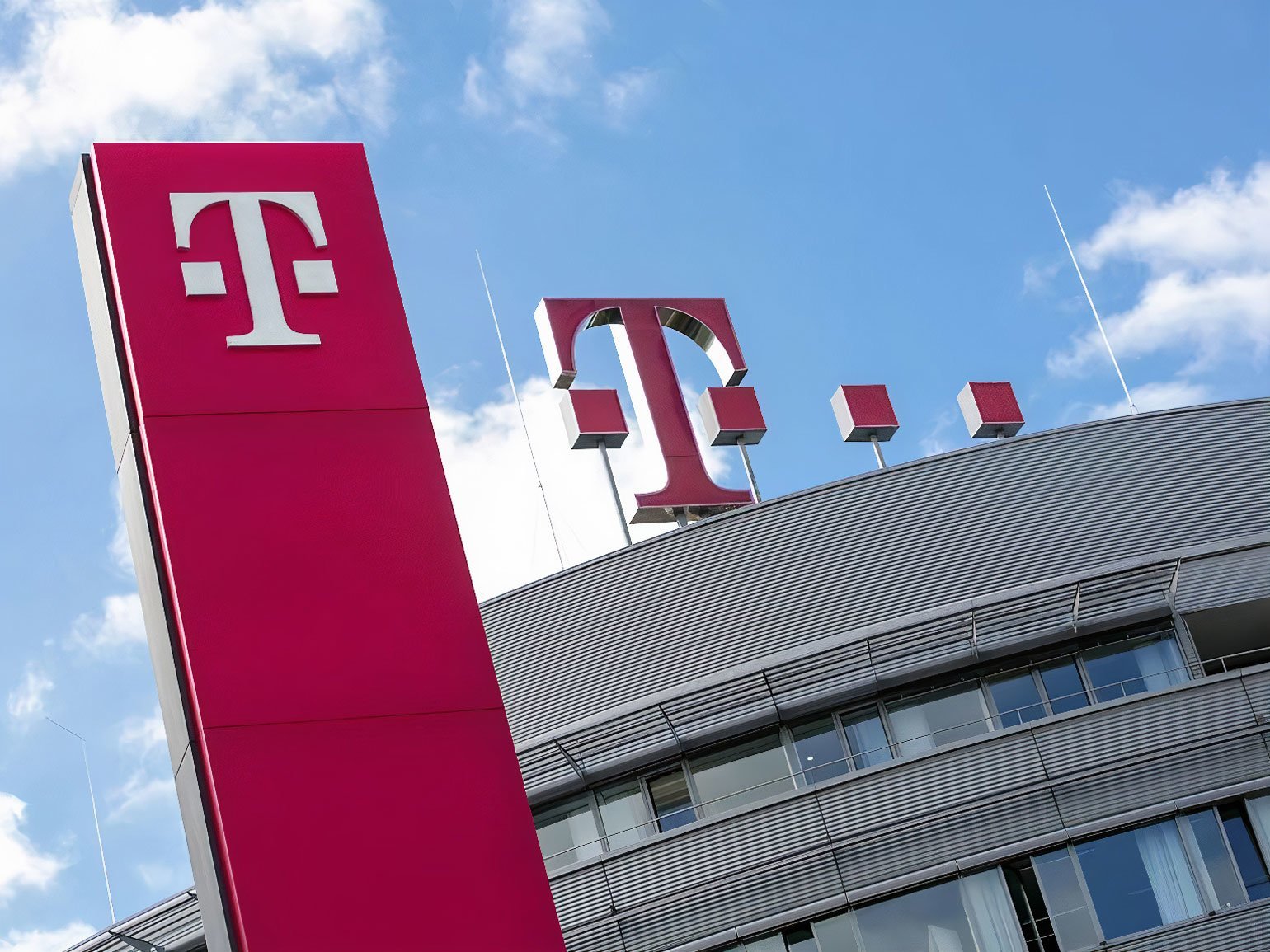 Значение розового для брендов: логотип T-Mobile