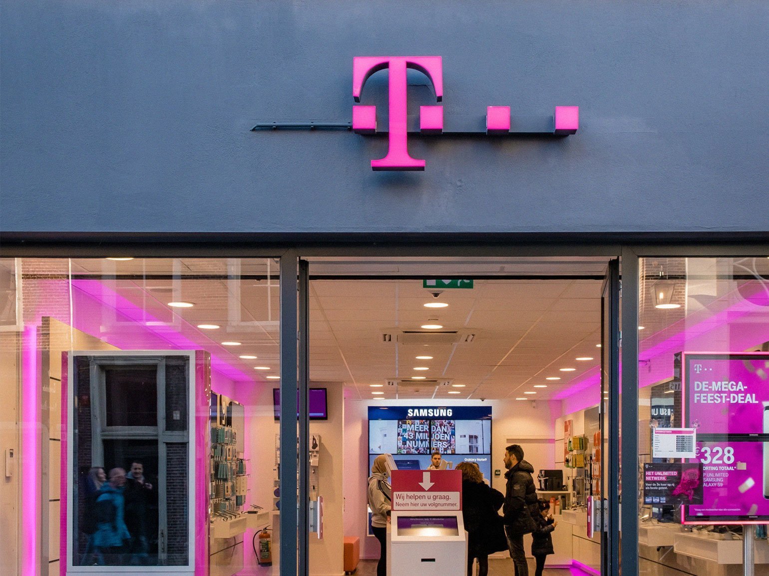 Значение розового для брендов: магазин T-Mobile