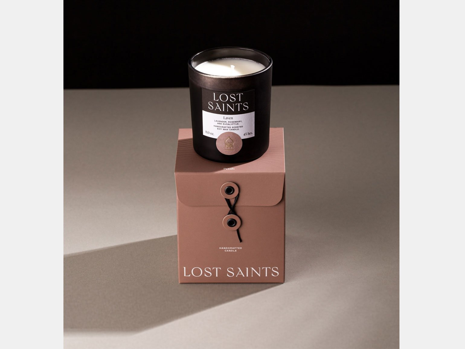 коробка приглушённого розового цвета и стакан тёмно-коричневого цвета для парфюмированной свечи Lost Saints 