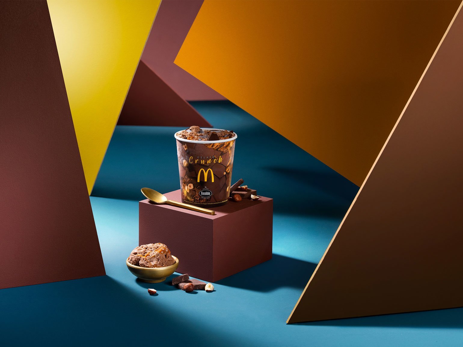 фотография шоколадного мороженого с кусочками шоколада McDonald’s Crunch 