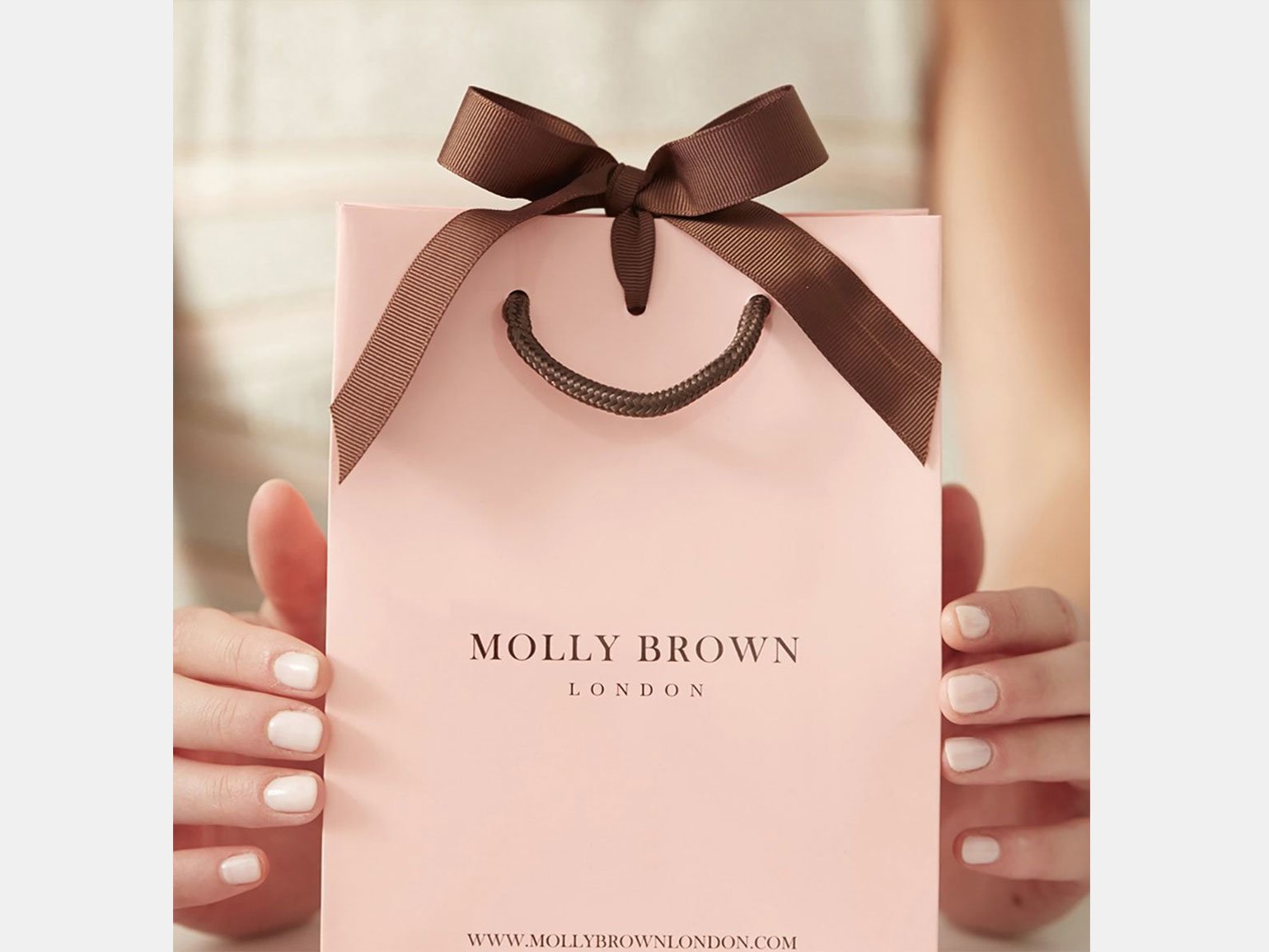 одарочный пакет для ювелирных изделий Molly Brown London бледно-розового цвета с коричневыми ручками и коричневой ленточкой