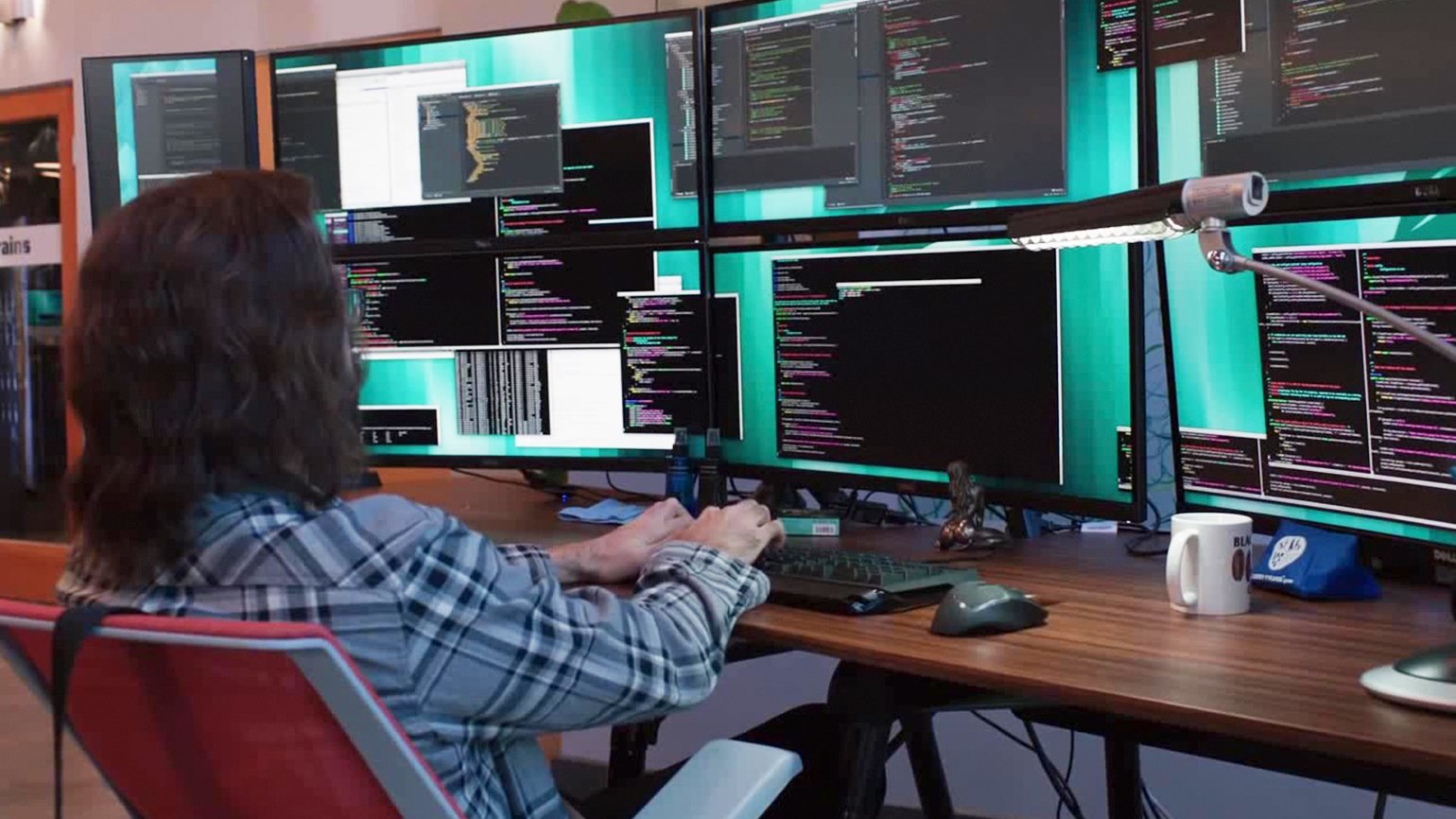 Можно прямо на рабочем. Программист много мониторов. Крутой программист. Программист много экранов. Рабочее место хакера.