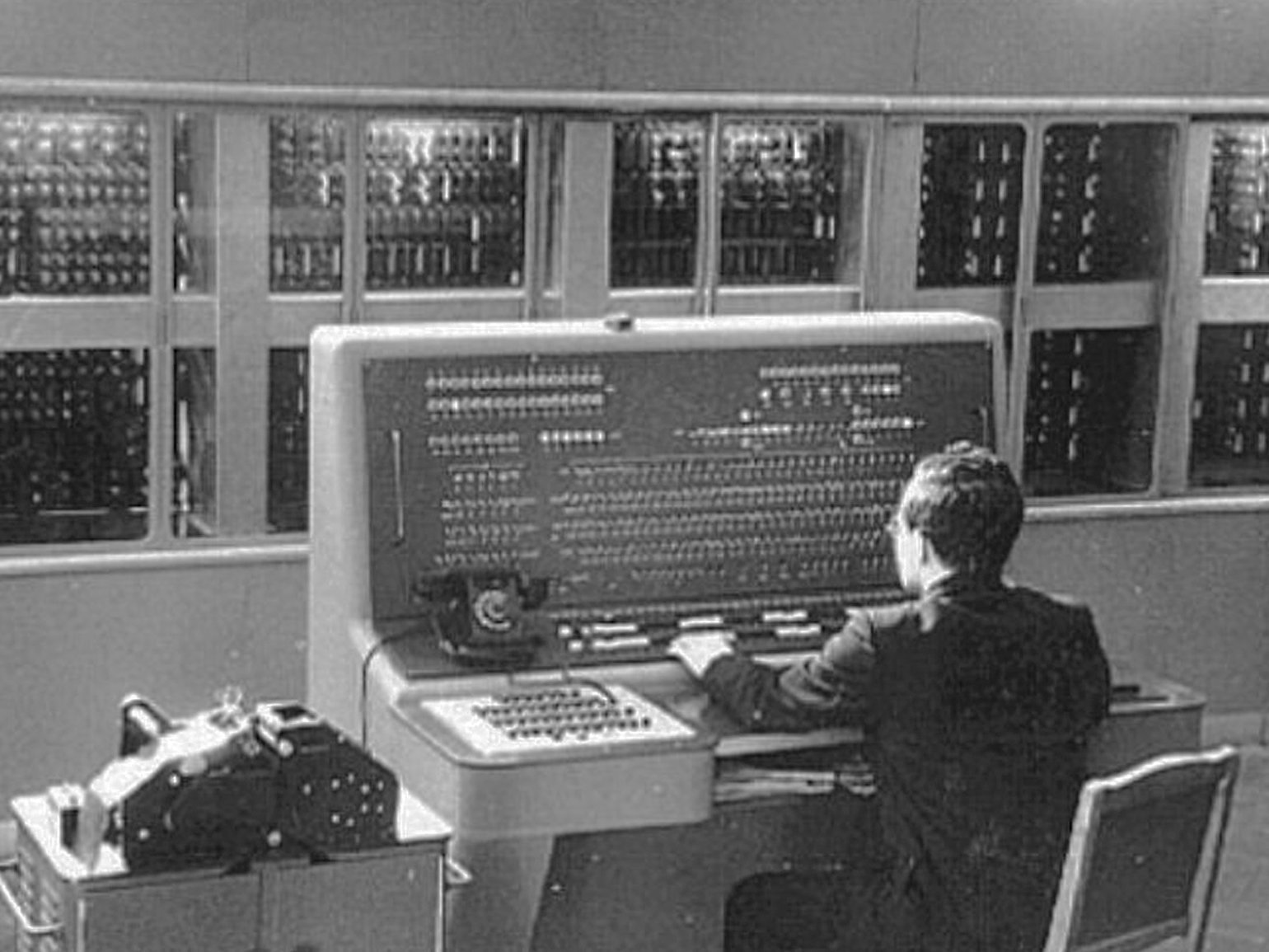 Первая электронно вычислительная машина была создана. МЭСМ малая электронная счетная машина. ЭВМ МЭСМ Лебедева. Малая электронная счетная машина Лебедева. МЭСМ малая электронная счетная машина 1951 г.