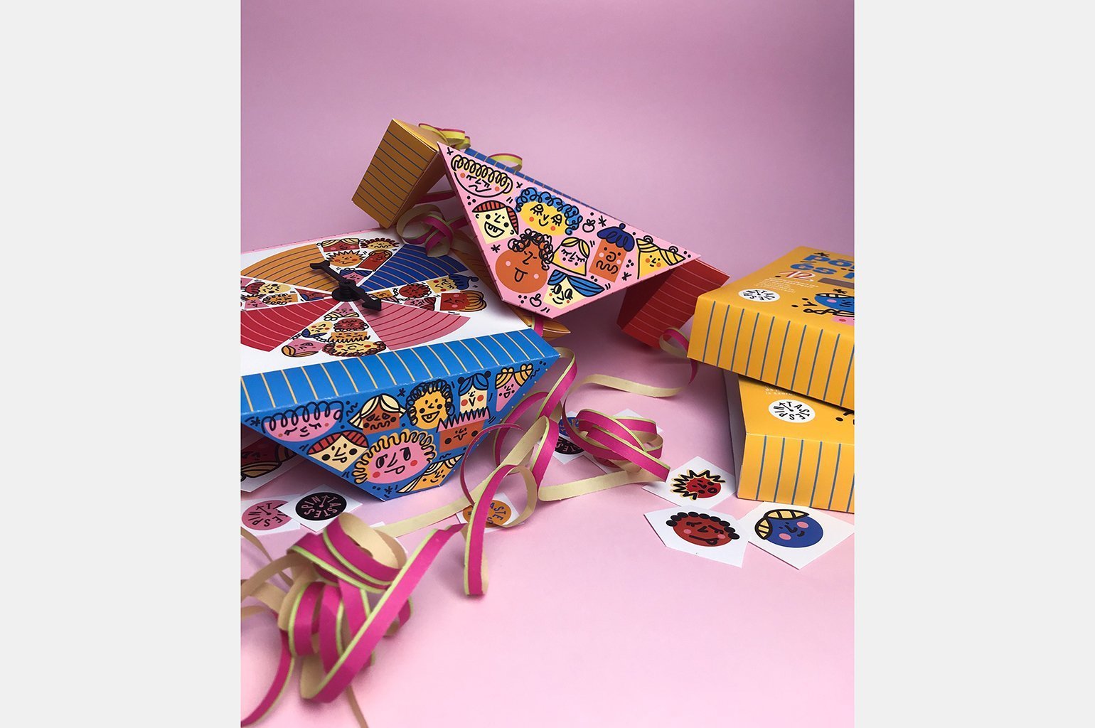 Дизайн упаковки конфет. Коробка состоит из четырёх треугольников, в которых лежат конфеты разного вкуса.