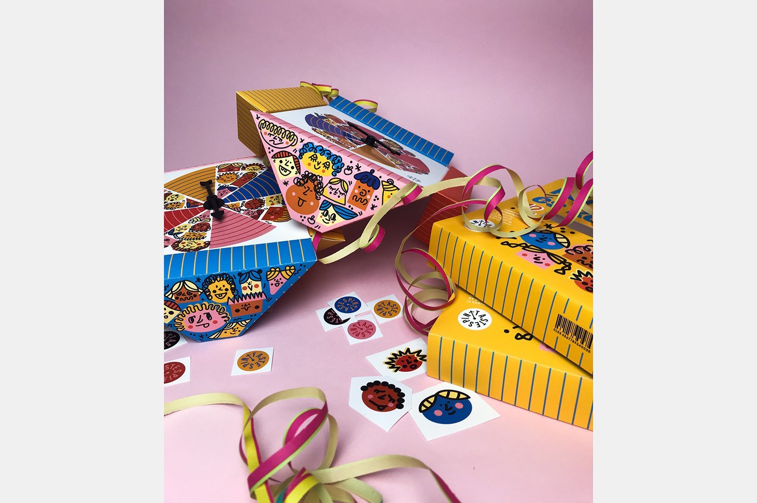 Дизайн упаковки конфет. Коробка состоит из четырёх треугольников, в которых лежат конфеты разного вкуса. Внутри коробки лежат наклейки