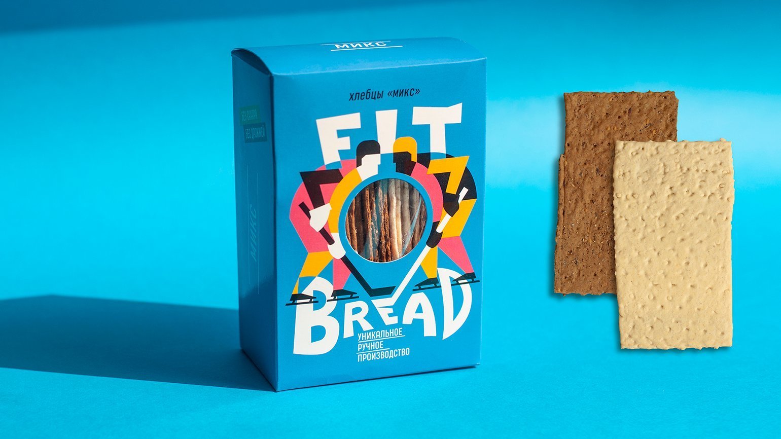Дизайн упаковки диетических хлебцев. На упаковках изображены условные иллюстрации хоккеистов