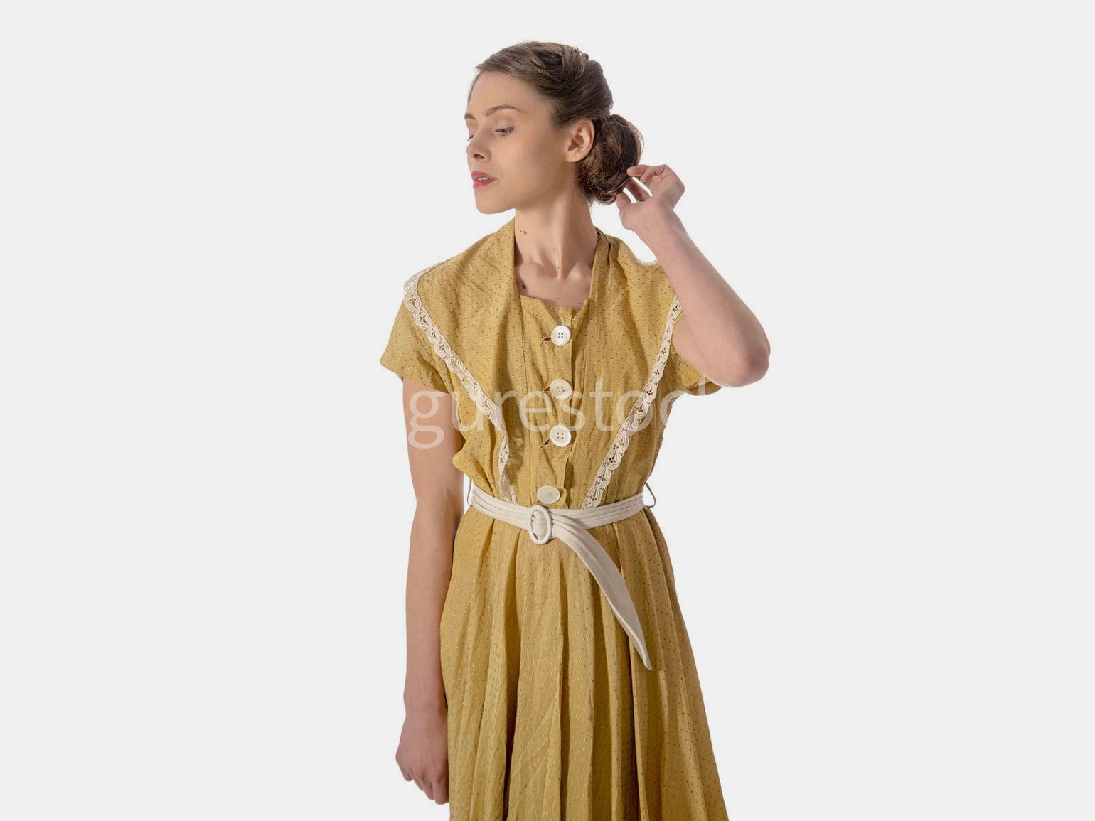 Референс девушки  в длинном жёлтом платье с короткой причёской и поднятой к голове рукой