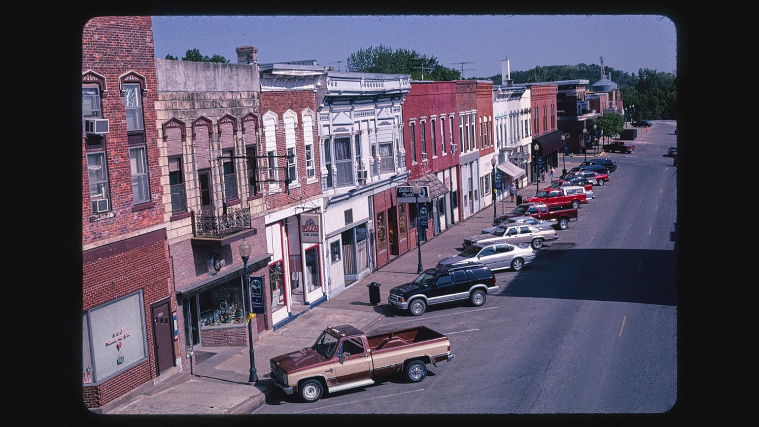Изображение: Старая улица Айовы с малоэтажными домами и автомобилями