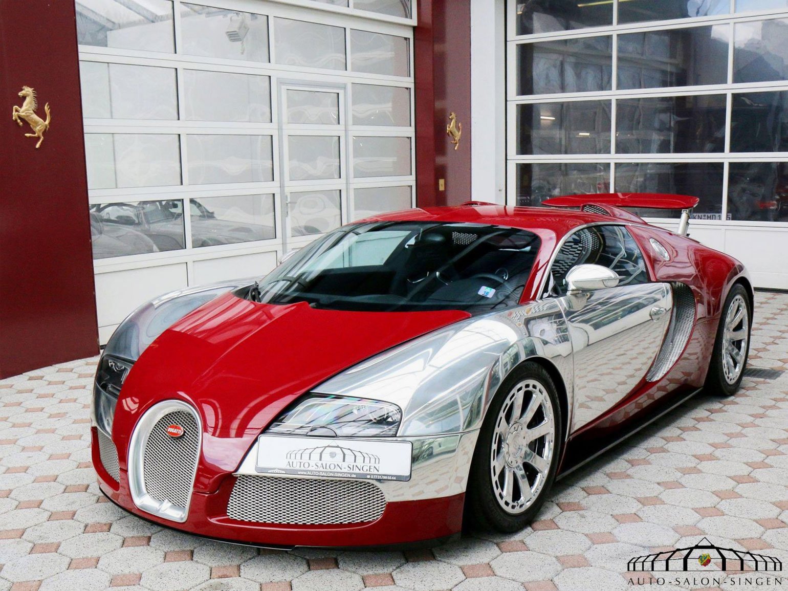 Автомобиль Bugatti Veyron 16.4, вид спереди