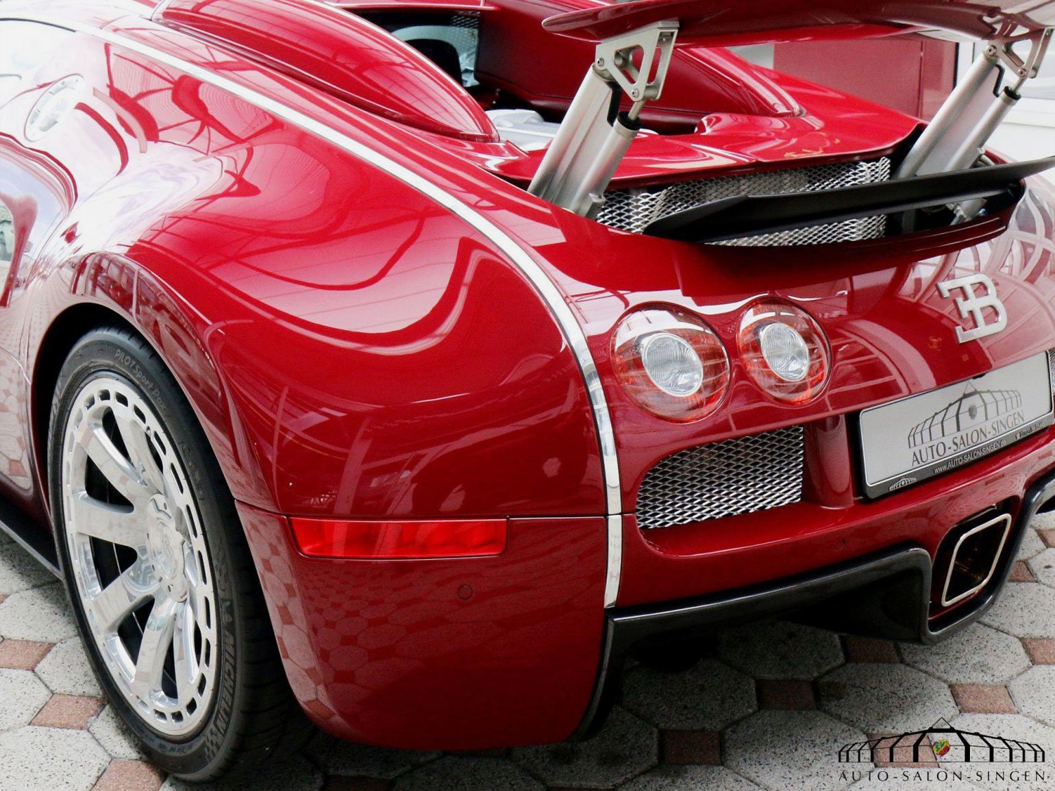 Автомобиль Bugatti Veyron 16.4, вид сзади