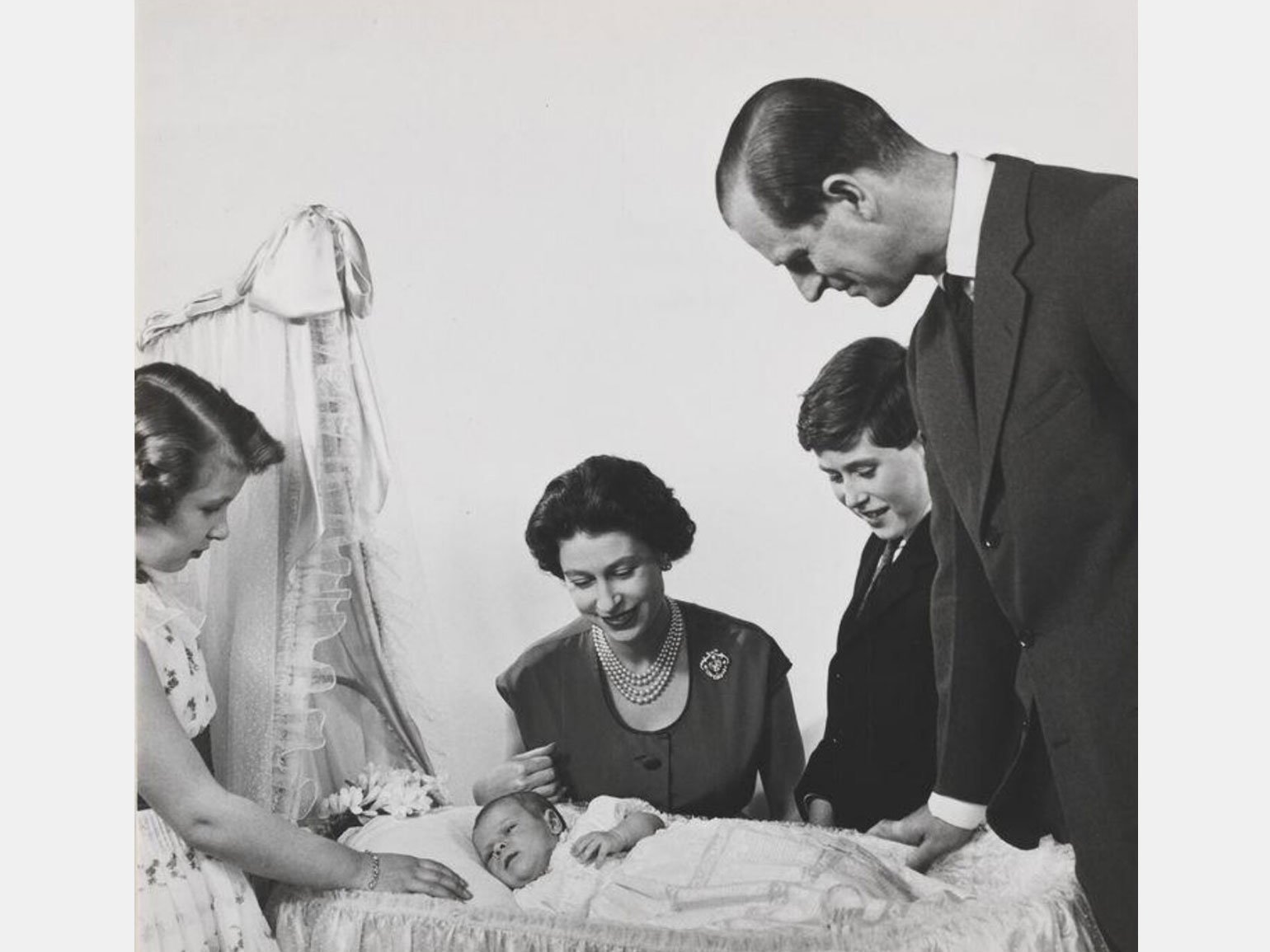 Фотограф и дизайнер Сесил Битон: фотография Елизаветы II с семьёй