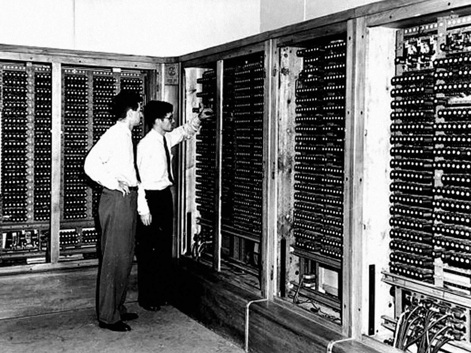 Электронные счетные машины. Ламповая вычислительная машина 1943.