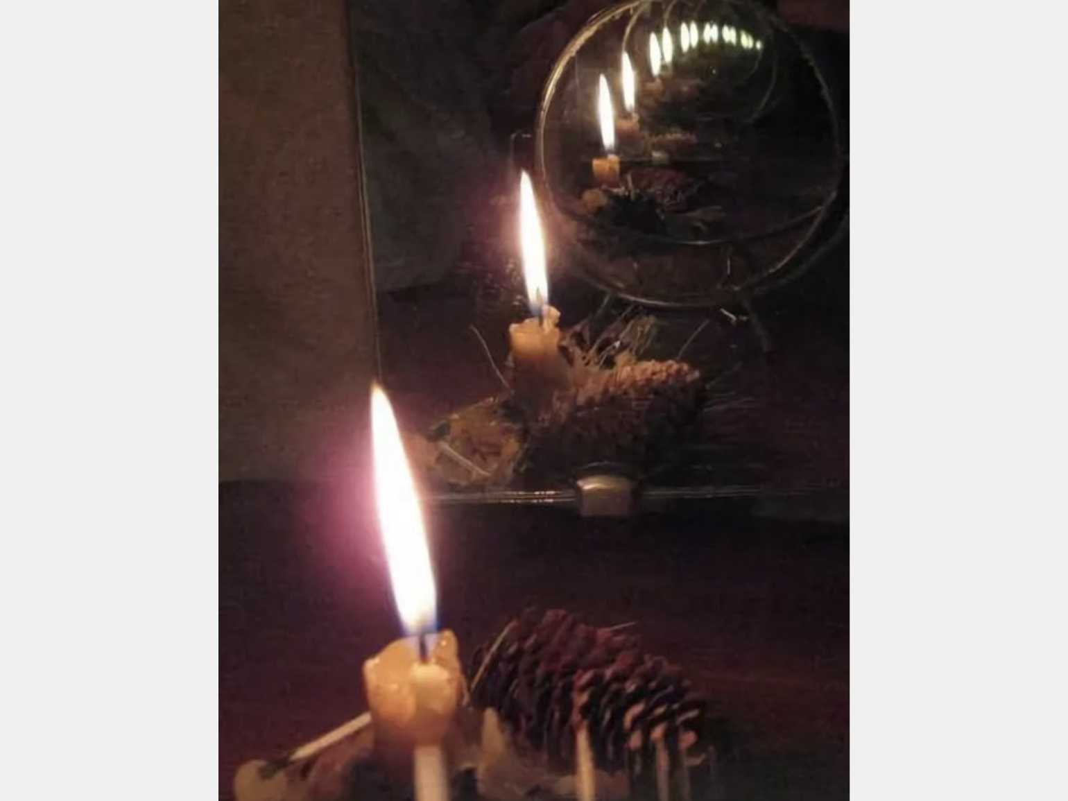 Свеча отражается в зеркале. Зеркальный коридор свеча. Ритуалы со свечами. Магические свечи. Фотосессия со свечами.