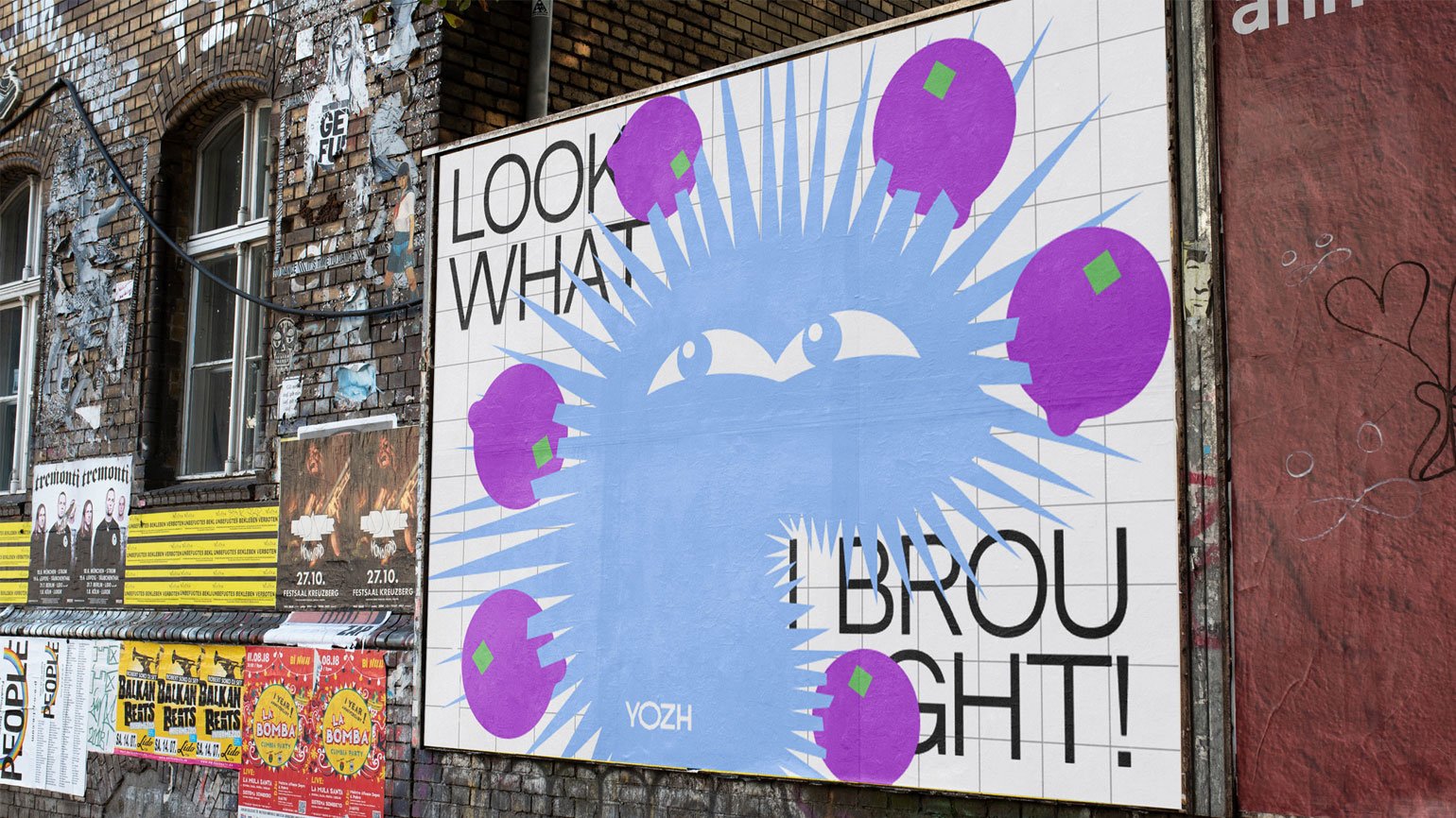 мокап билборда с айдентикой натуральных овощных чипсов с голубым, фиолетовым, зелёным цветами и чёрным гротеском