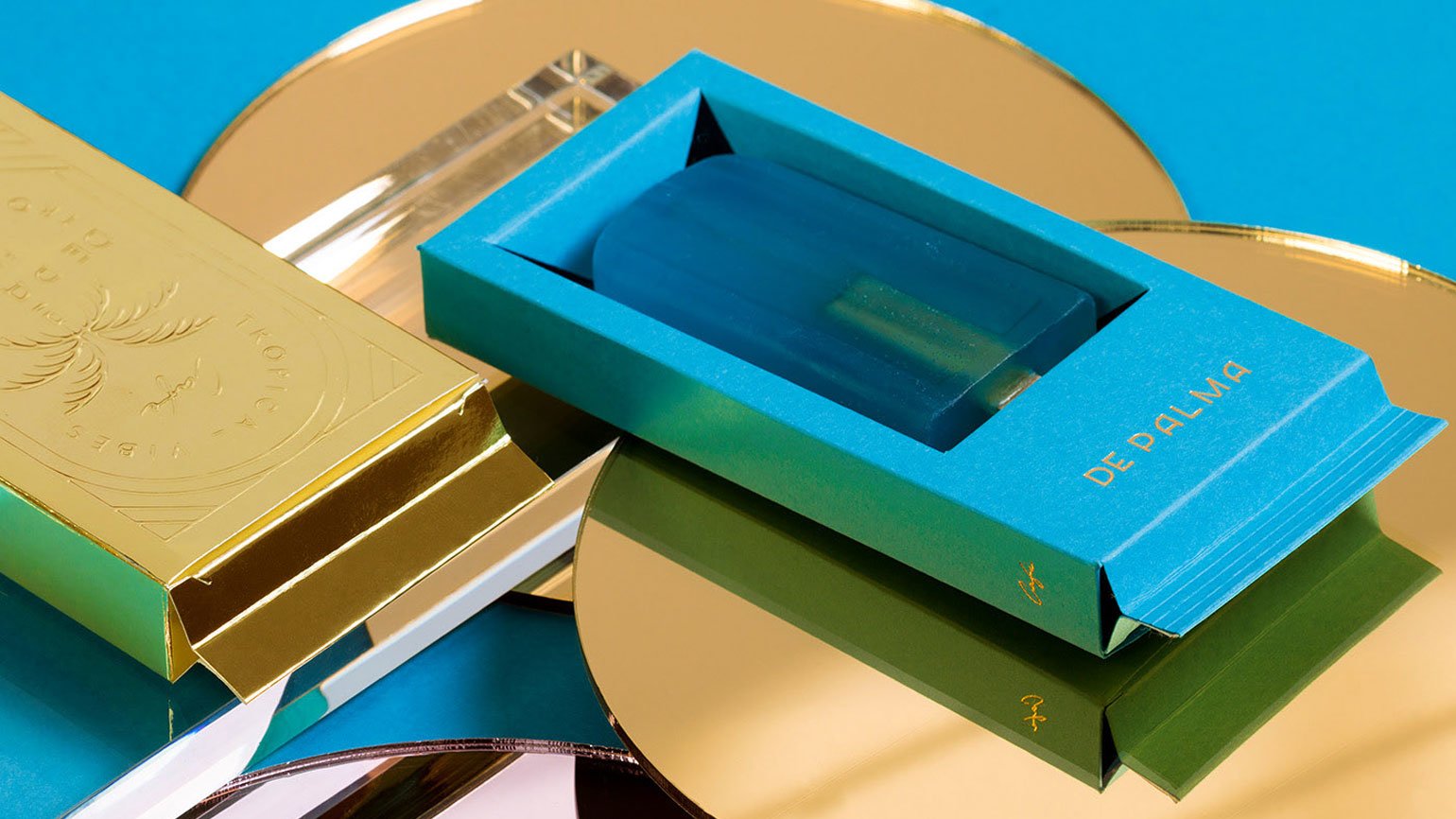 внешняя упаковка для мыла из золотого картона с тиснением и внутренняя форма из голубого картона с печатью золотой фольгой