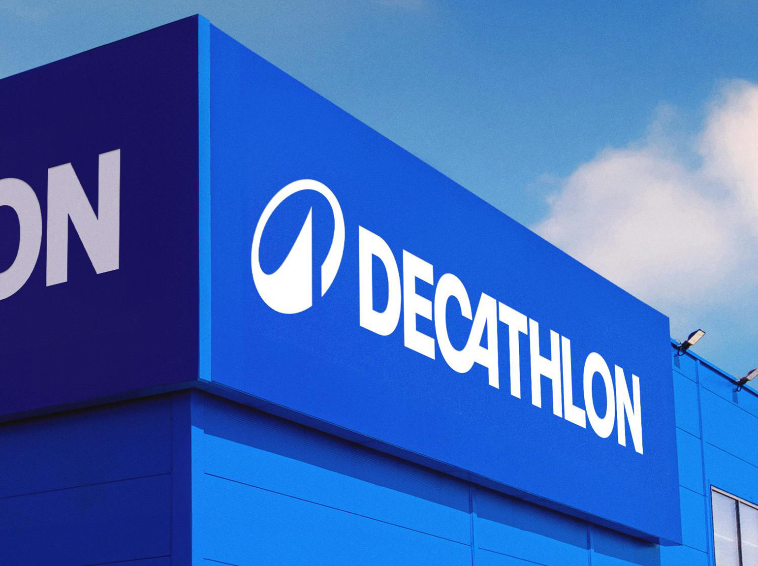 У Decathlon впервые почти за 50 лет появился собственный логотип / Skillbox  Media