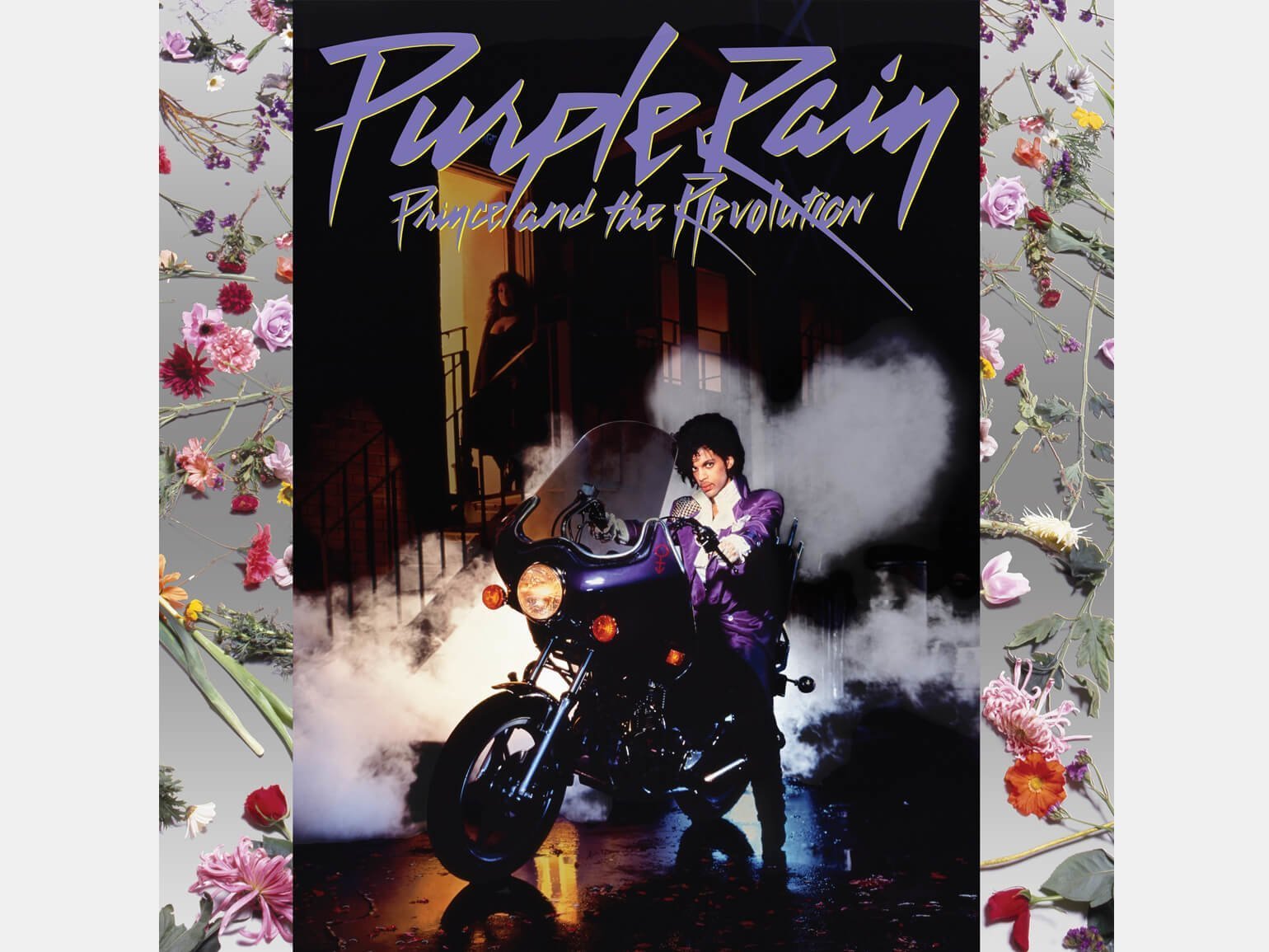 Фото в стиле американского панка: мужчина в фиолетовом костюме на мотоцикле фиолетового цвета, женщина спускается по лестнице в тени, за фотографией серый фон с астрами, герберами, тюльпанами, розами и ирисами