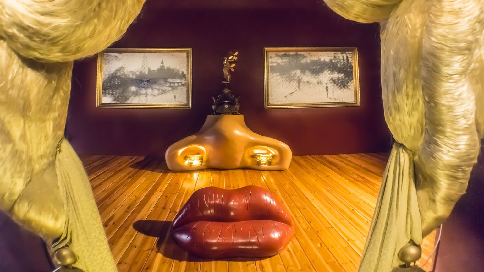 Комната какое лицо. Salvador Dali картины. Комната Мэй Уэст в театре-музее Сальвадора. Картина лицо Мэй Уэст. Мэй Уэст Сальвадор дали.