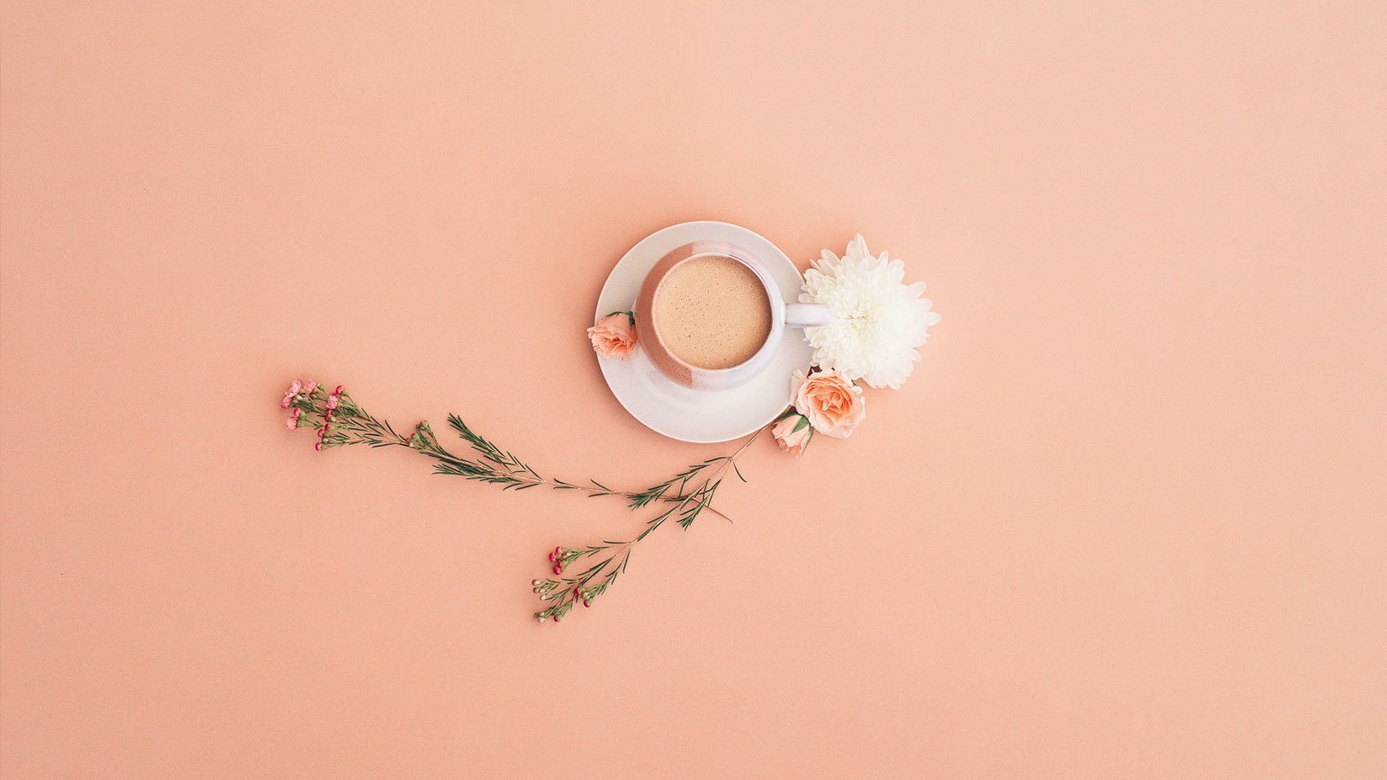 Натюрморт с кофейной парой и цветками на розовом фоне