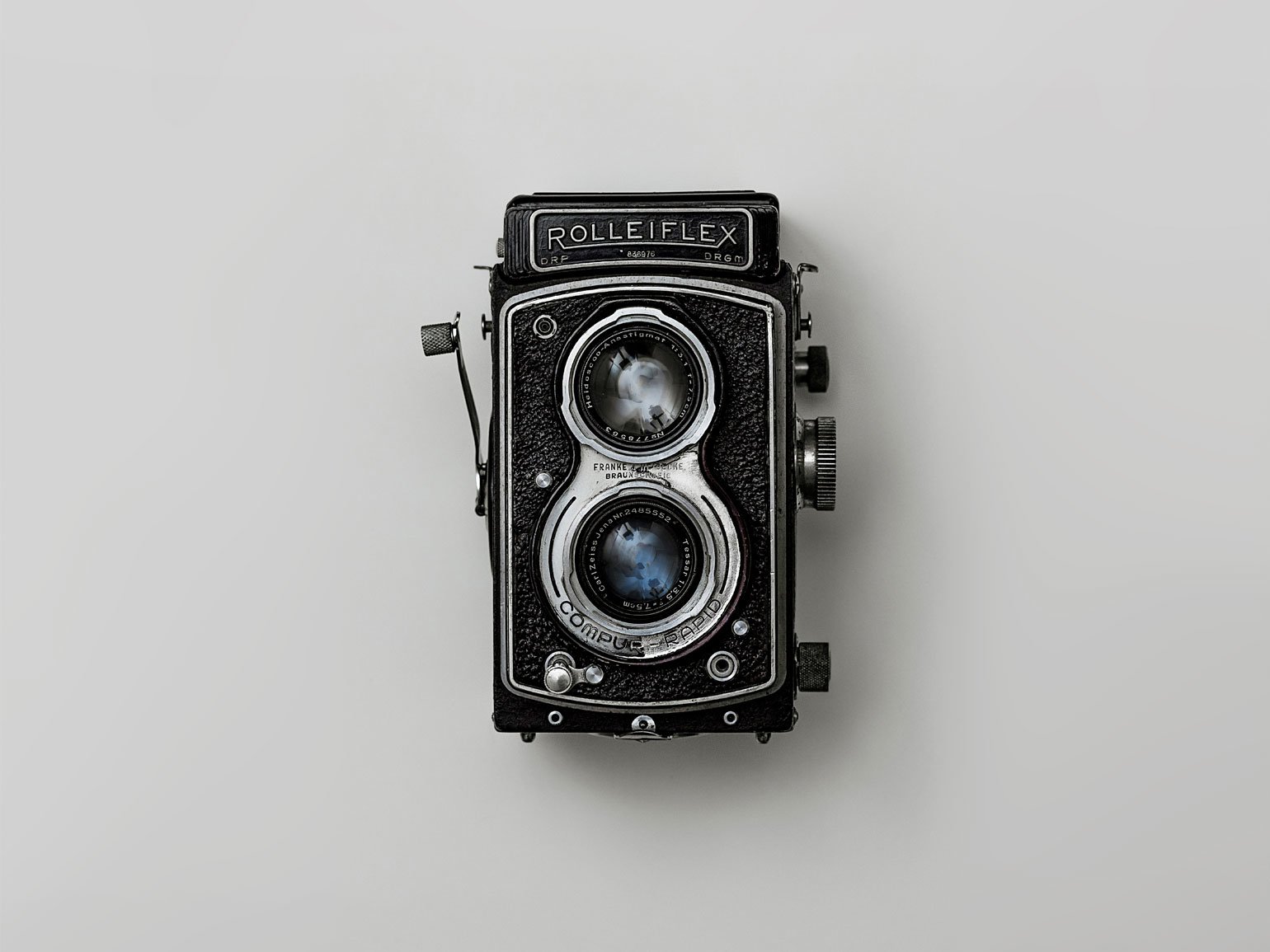 Винтажная фотокамера Rolleiflex на светло-сером фоне