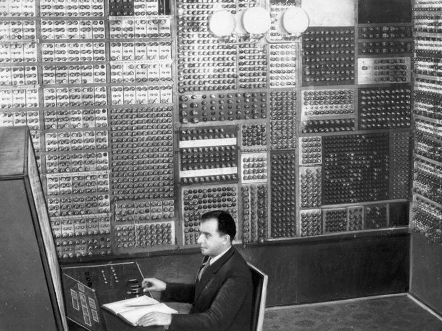 Первая электронно вычислительная машина была создана. Лебедев ЭВМ МЭСМ. МЭСМ малая электронная счетная машина. 1951 Год МЭСМ.